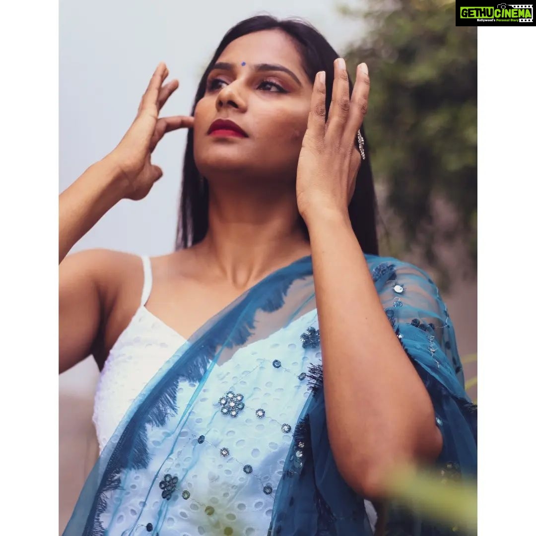 Lakshmi Priyaa Chandramouli Instagram - Hey there! 📸@_shrvn Managed by @thiruupdates #PhotoShoot #CasualShoot #ActorsLife #Experiments #KollywoodActress #TamilActress #TamilPonnu #NationalAwardWinner #LakshmiPriyaaChandramouli #GratitudeAlways #ThankfulForTheExperiences #SelfMakeUp #GridLife #InstaGrid