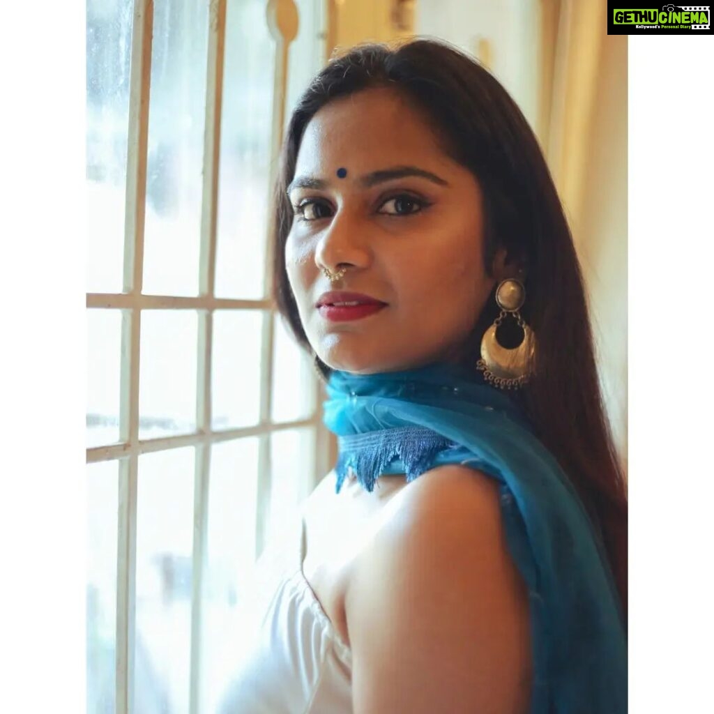 Lakshmi Priyaa Chandramouli Instagram - Hey there! 📸@_shrvn Managed by @thiruupdates #PhotoShoot #CasualShoot #ActorsLife #Experiments #KollywoodActress #TamilActress #TamilPonnu #NationalAwardWinner #LakshmiPriyaaChandramouli #GratitudeAlways #ThankfulForTheExperiences #SelfMakeUp #GridLife #InstaGrid