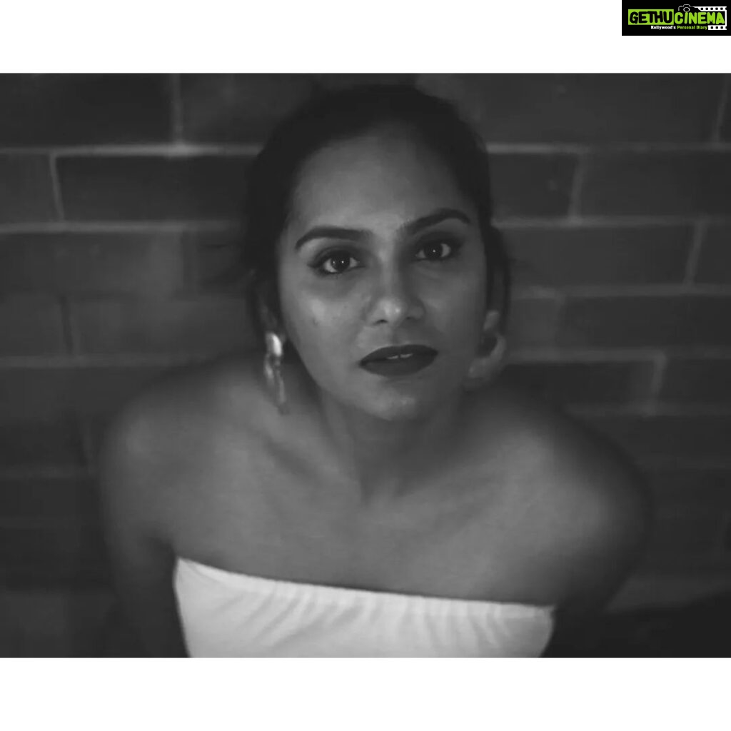 Lakshmi Priyaa Chandramouli Instagram - All for the grid! 📸@_shrvn Managed by @thiruupdates #PhotoShoot #Experiments #InstaGrid #BeingActiveOnSocialMedia #ActorsLife #TamilActress #TamilPonnu #KollywoodActress #NationalAwardWinner #LakshmiPriyaaChandramouli #GratitudeAlways #ThankfulForTheExperiences