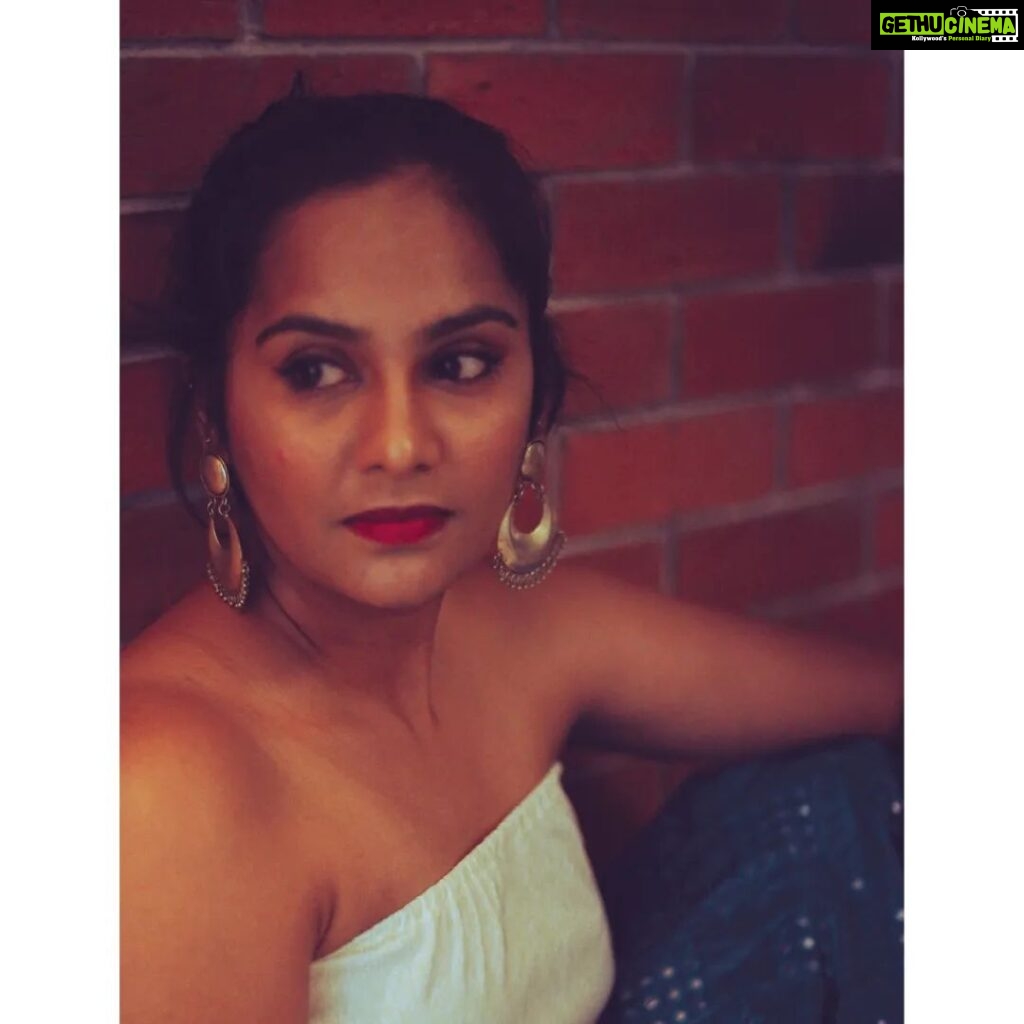 Lakshmi Priyaa Chandramouli Instagram - All for the grid! 📸@_shrvn Managed by @thiruupdates #PhotoShoot #Experiments #InstaGrid #BeingActiveOnSocialMedia #ActorsLife #TamilActress #TamilPonnu #KollywoodActress #NationalAwardWinner #LakshmiPriyaaChandramouli #GratitudeAlways #ThankfulForTheExperiences