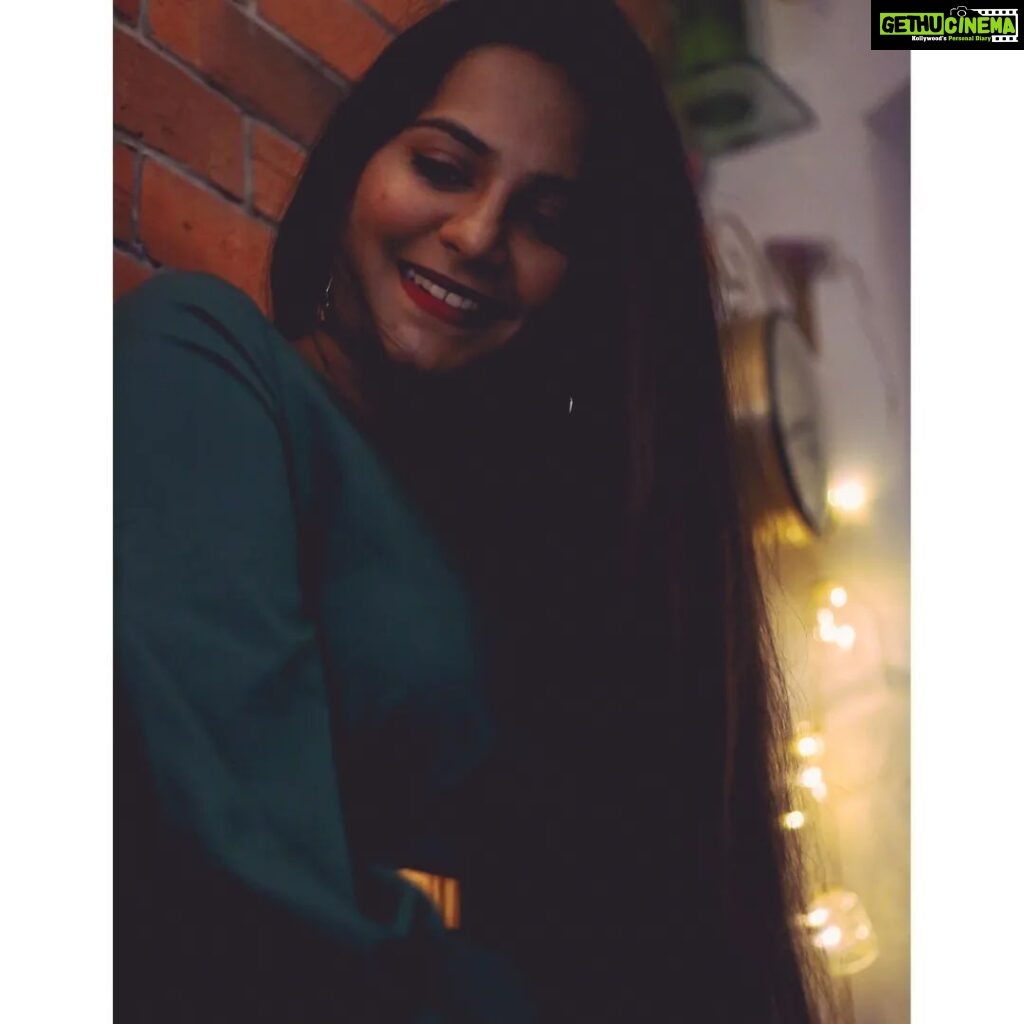 Lakshmi Priyaa Chandramouli Instagram - Glow! 📸@_shrvn Managed by @thiruupdates #PhotoShoot #InstaGrid #CasualShoot #ActorsLife #ThankfulForTheExperiences #TamilActress #TamilPonnu #LakshmiPriyaaChandramouli #GratitudeAlways #KollywoodActress