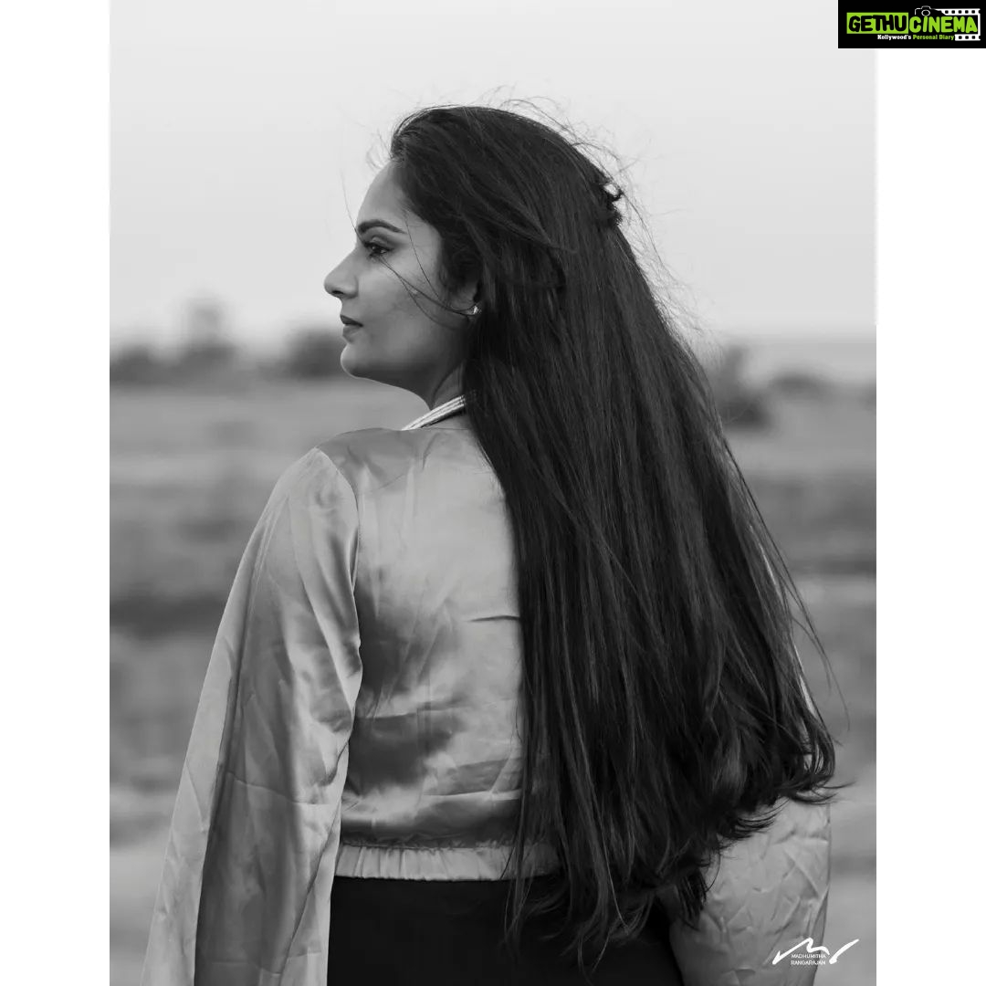 Lakshmi Priyaa Chandramouli Instagram - Chasing distant dreams π Shot by the brilliant @madwhoworks #PhotoShoot #ActorsLife #KollywoodActress #TamilActress #TamilPonnu #SelfStyling #SelfMakeUp #LakshmiPriyaaChandramouli #WorkLife #Experiments #GratitudeAlways #GratitudeAllDayEveryDay #EcrPhotoShoot #DreamWithoutFear #LoveWithoutLimits ECR Beach,Chennai