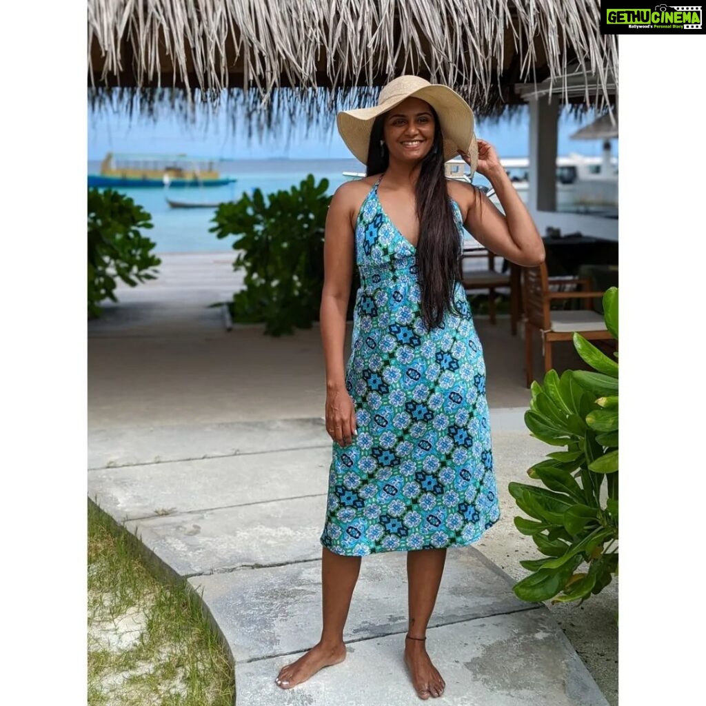 Lakshmi Priyaa Chandramouli Instagram - Mentally there! 🌊 #ThrowbackTuesday #NoMakeUp #HolidayPicture #Maldives #BeachHoliday #FunInTheSun #EarnTheTan #Celebrations #Chillin #CocoGiriMaldives #LakshmiPriyaaChandramouli #KollywoodActress #TamilPonnu #MakingTheMostOfLife #PickYourTrail Cocogiri Island Resort