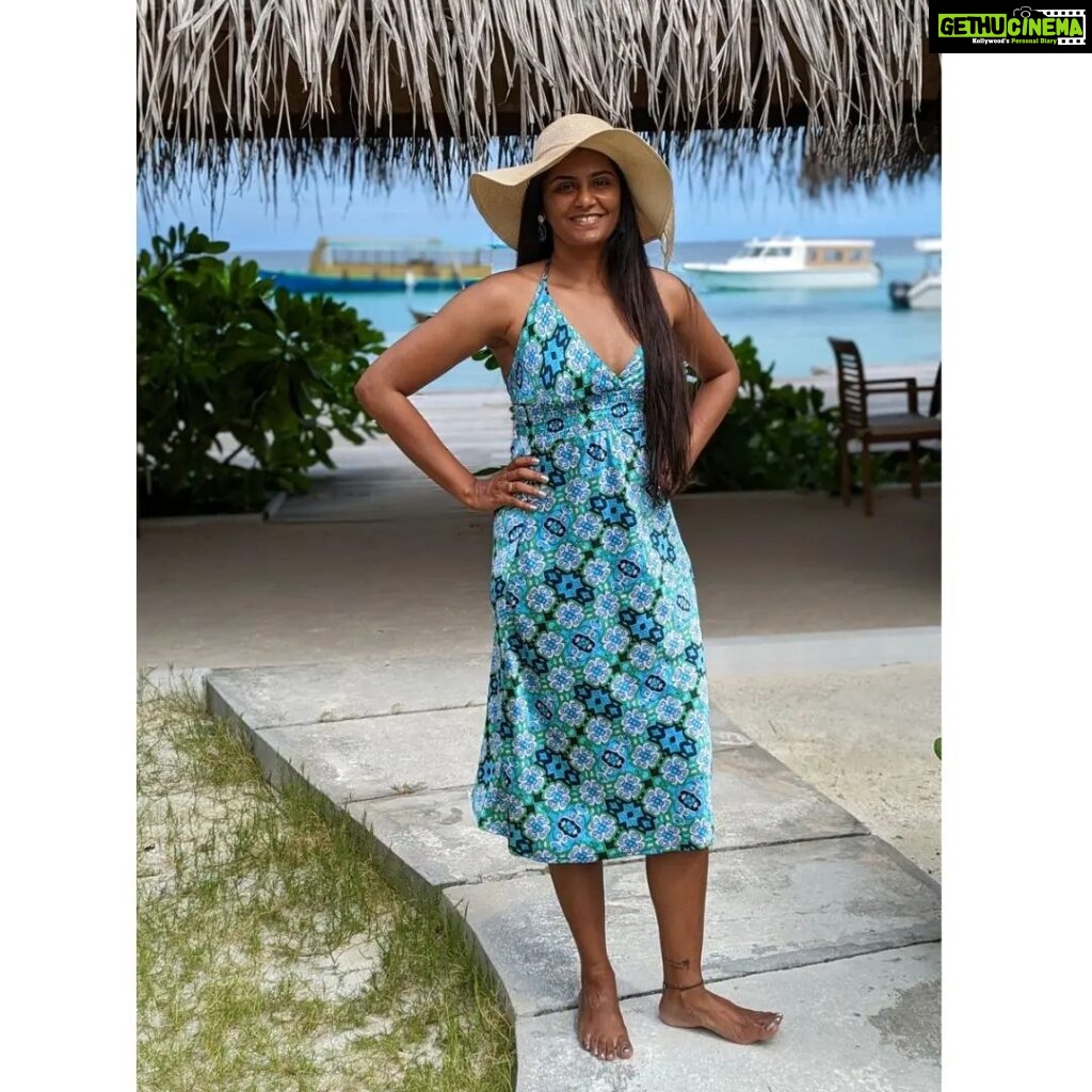 Lakshmi Priyaa Chandramouli Instagram - Mentally there! 🌊 #ThrowbackTuesday #NoMakeUp #HolidayPicture #Maldives #BeachHoliday #FunInTheSun #EarnTheTan #Celebrations #Chillin #CocoGiriMaldives #LakshmiPriyaaChandramouli #KollywoodActress #TamilPonnu #MakingTheMostOfLife #PickYourTrail Cocogiri Island Resort