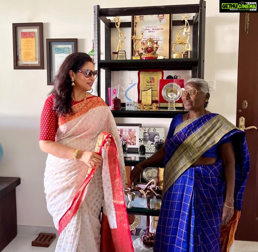 Lakshmy Ramakrishnan Instagram - Engkaveettu superstar on my left❤️