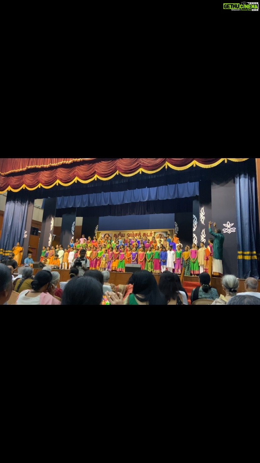 Lakshmy Ramakrishnan Instagram - It was a spectacular event, well organised by ‘Vanavil’ , honouring #SivasankariAmma on her ‘Saraswathi Samman ‘ , the event was presided by Hon Finance minister Tmt Nirmala Seetharaman. It was a pleasure meeting @SingerMahathi and her Mom, their School Of Arts students put up a wonderful show, Womderful to see the kids in traditional attire , singing Bharathiyar songs 🙏❤️