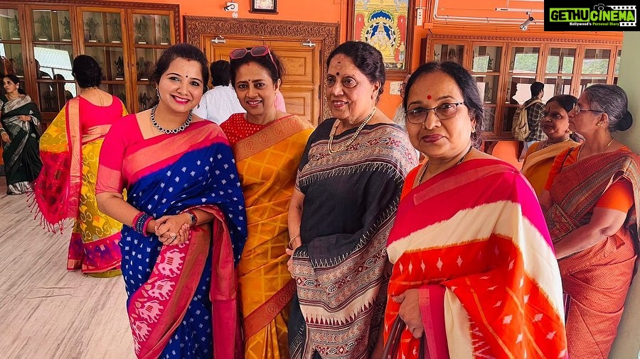 Lakshmy Ramakrishnan Instagram - It was such a spectacular event , organised by #Vanavil, honouring #Sivasankari Amma , on her ‘Saraswathi Samman’ , pleasure meeting darling @singermahathi and her dynamic, enterprising, super talented Mom. Her school of arts students put up a spectacular show, so so wonderful to see the kids in traditional attire, singing Bharathiyar songs🙏❤