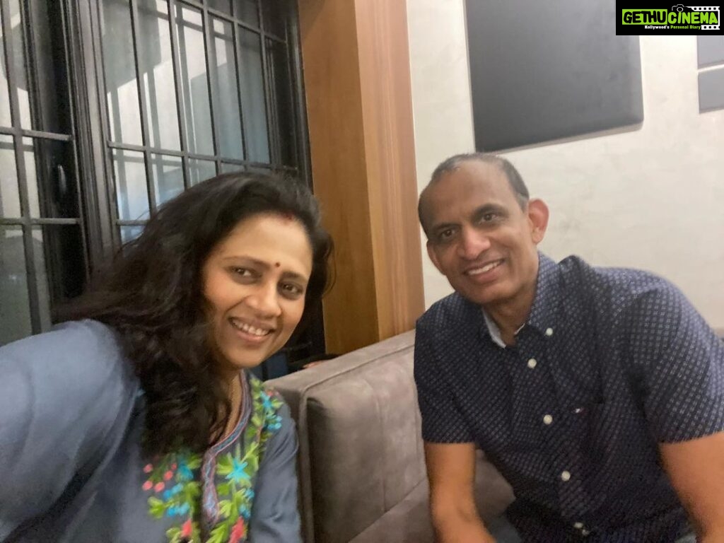 Lakshmy Ramakrishnan Instagram - My classmate , meeting after 41 years!!! We never spoke to each other when in School😀 @BostonMohan Chudamani Nurani Hariharan and some of our other classmates were recollecting some hilarious flash cuts, hehe, sort of #96 types🙃 #Schoolmates bonding is unbelievable !