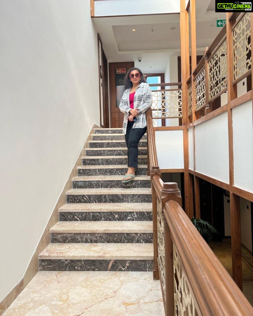 Lakshmy Ramakrishnan Instagram - I think , I could coach on how to cover up extra flab😂 Not been exercising, not even walking for almost a year now, I feel so unhealthy , this is just a kick start to get back into the regime , #WeddingAnniversary , little celebrations in between hectic schedules & worries!