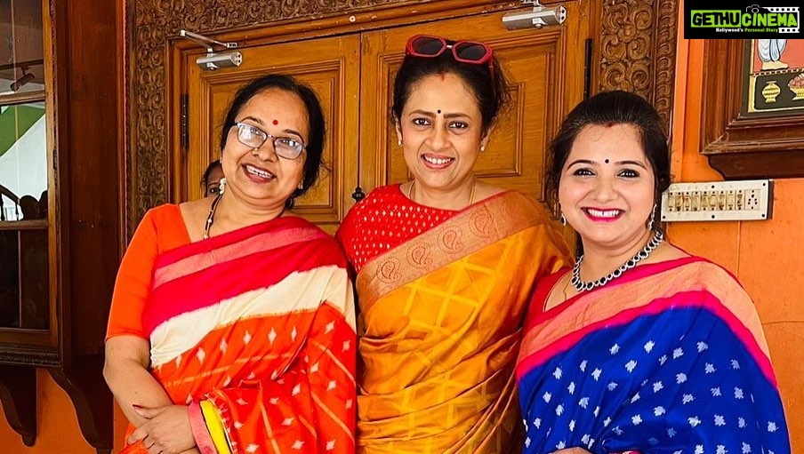 Lakshmy Ramakrishnan Instagram - It was such a spectacular event , organised by #Vanavil, honouring #Sivasankari Amma , on her ‘Saraswathi Samman’ , pleasure meeting darling @singermahathi and her dynamic, enterprising, super talented Mom. Her school of arts students put up a spectacular show, so so wonderful to see the kids in traditional attire, singing Bharathiyar songs🙏❤