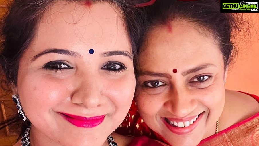 Lakshmy Ramakrishnan Instagram - It was such a spectacular event , organised by #Vanavil, honouring #Sivasankari Amma , on her ‘Saraswathi Samman’ , pleasure meeting darling @singermahathi and her dynamic, enterprising, super talented Mom. Her school of arts students put up a spectacular show, so so wonderful to see the kids in traditional attire, singing Bharathiyar songs🙏❤️