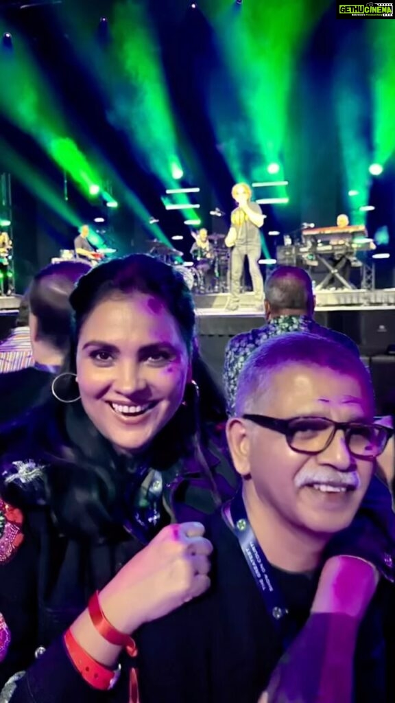 Lara Dutta Instagram - Simply Red baby!!!! Thank you @wplworld for a night that truly was the greatest show on court!!! And the best company to enjoy the music with! @saldanhaclestin !! ♥️♥️♥️. #dubai #padel #simplyred #greatestshowoncourt #concert #dubairocks @lovindubai