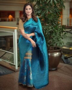 Lara Dutta Instagram - Thank you @darpanmagazine and Vancouver for an unforgettable evening!!! Was an honour to be part of the Power Women of Influence Gala! 

Wearing: @kiranuttamghosh 
Hair: @clarabellesaldanha 
Makeup: @harpsohal
