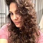 Lara Dutta Instagram - When your makeup & hair team ask you to wash your hair and come for tomorrows shoot….. Me at 5:30am 👉🏽 😂 #setlife #curlyhairdontcare #work #curls