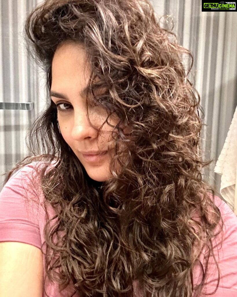 Lara Dutta Instagram - When your makeup & hair team ask you to wash your hair and come for tomorrows shoot….. Me at 5:30am 👉🏽 😂 #setlife #curlyhairdontcare #work #curls