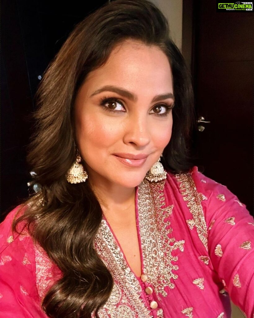 Lara Dutta Instagram - ✨ LIT✨ for an event in Dubai! Makeup by the super sweet and gorgeous @pakkhi !