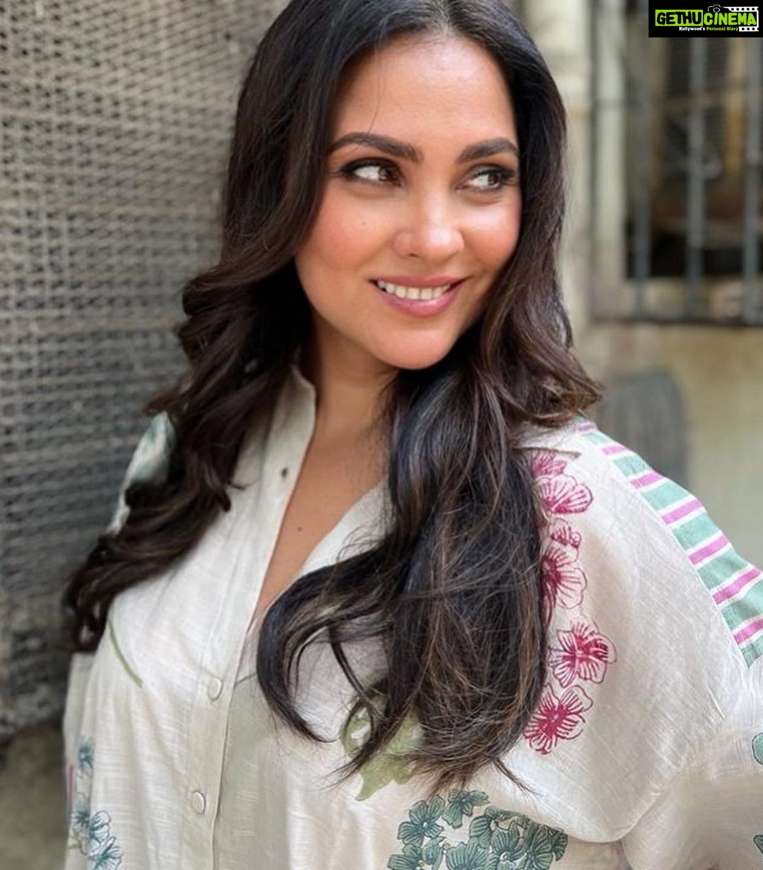 Lara Dutta Instagram - The start of all things new, with @shraddhamishra8 @clarabellesaldanha !! 🙏🥰🙏