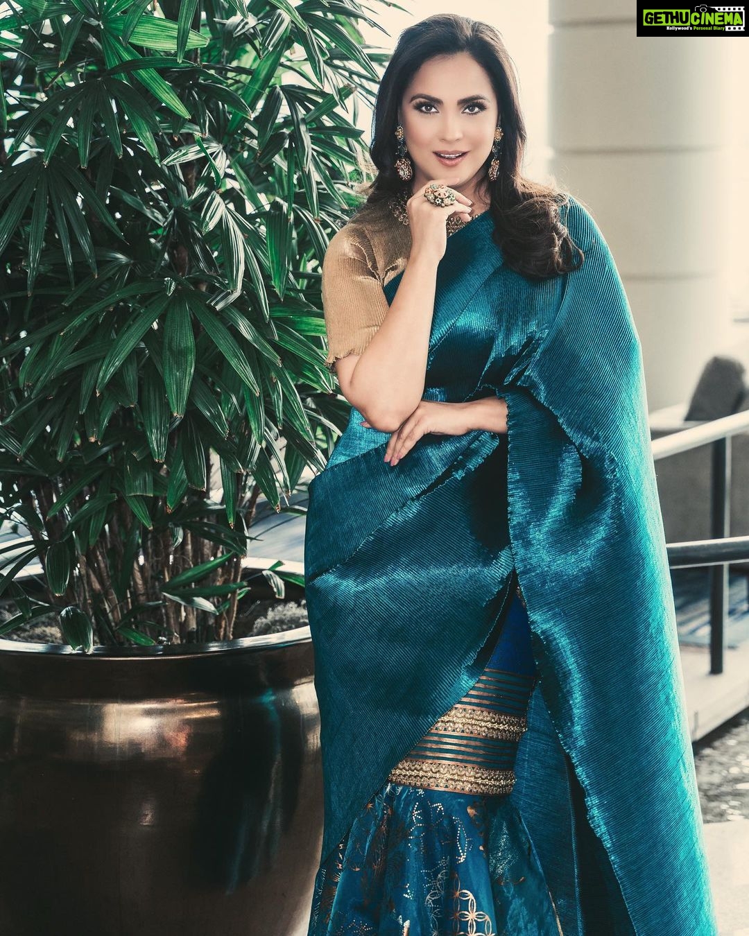 Lara Dutta Instagram - Thank you @darpanmagazine and Vancouver for an unforgettable evening!!! Was an honour to be part of the Power Women of Influence Gala! Wearing: @kiranuttamghosh Hair: @clarabellesaldanha Makeup: @harpsohal