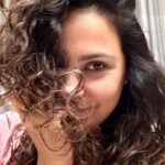 Lara Dutta Instagram - When your makeup & hair team ask you to wash your hair and come for tomorrows shoot….. Me at 5:30am 👉🏽 😂 #setlife #curlyhairdontcare #work #curls