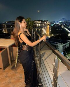 Leesha Instagram - I lost my self trying to please every one🥺
Now I’m loosing every one while I’m finding my self😇

Don’t forget to drop ur heart ♥️ to  my fav pic #3🫣➡️ 
missed u all 💋🙈

#love #peace #kind #selfrespect #beyou #happygirl #leesha 

Thank u darling @railinrolland7 for sending me this beautiful saree , just loving it 💋