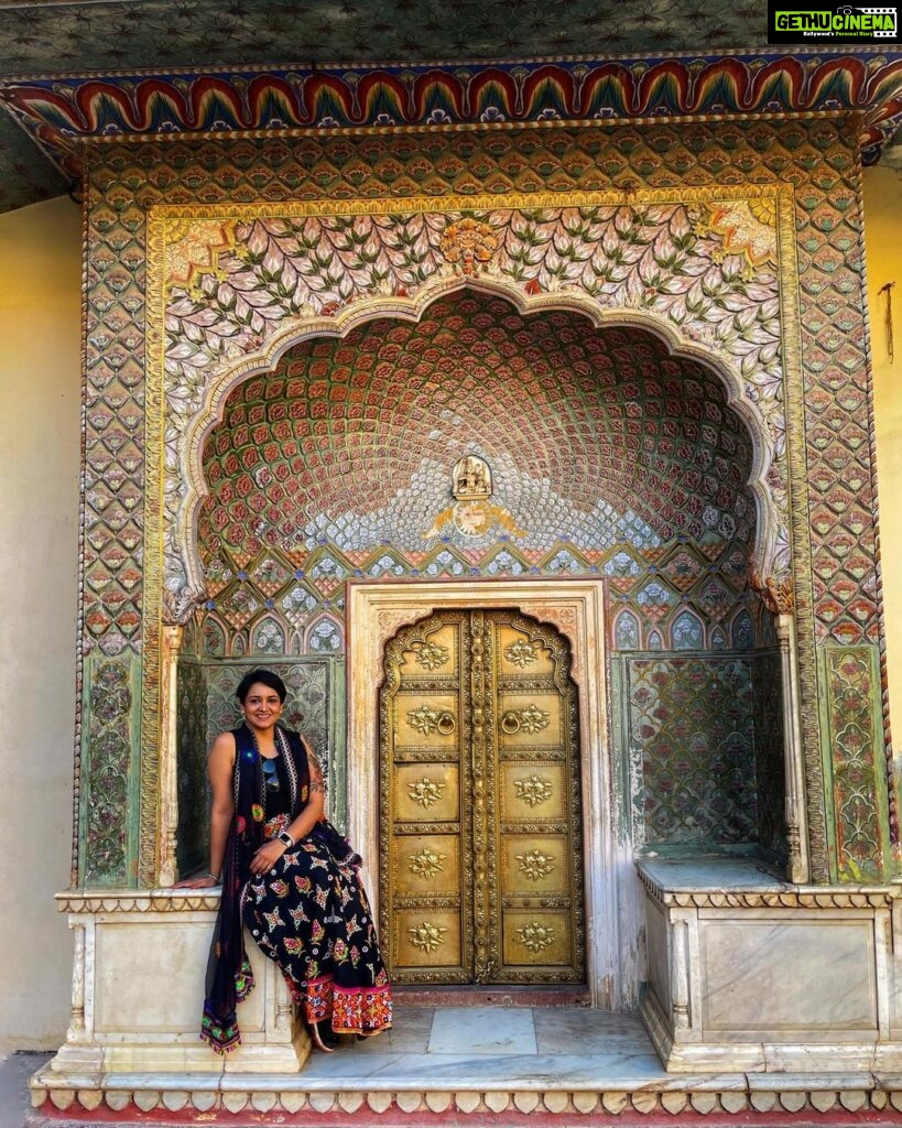 Lena Kumar Instagram - Have you been to Jaipur? I love these doorways @citypalacejaipur #pinkcity #jaipur #rajasthan #incredibleindia #instagram #travel #wanderlust #earth #joy #beauty #architecture #life #living #fun #friends City Palace, Jaipur