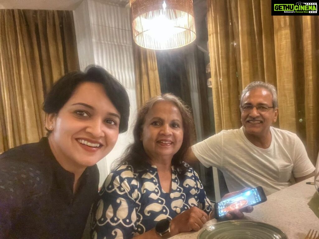 Lena Kumar Instagram - Surprise visits with parents are the best ! @tinamohankumar and @mohankumarthathampilly ❤️ Crowne Plaza Kochi
