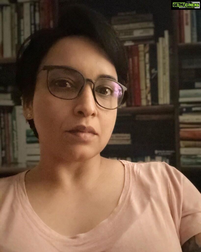 Lena Kumar Instagram - Looks and books … How’s your Sunday going ?! #books #looks #specs #magic #writing #reading #author #mindset #actress #life #live #alive #love