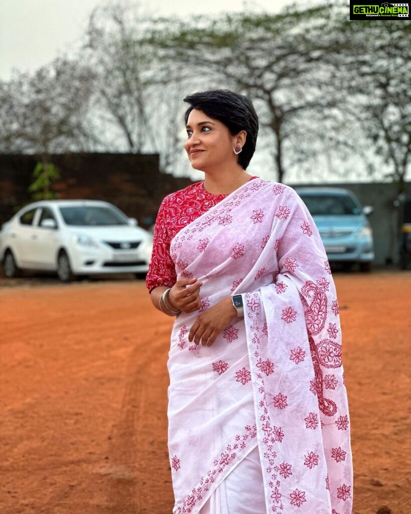 Lena Kumar Instagram - Cotton for the summer #cotton #saree #summer #wear #actress #malayalam #red #white Kerala
