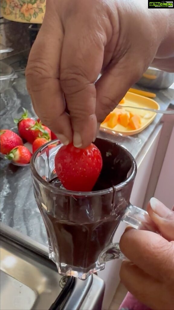Lena Kumar Instagram - @tinamohankumar does it again…. Strawberry chocolate tarts !! 🍓 🍫 🥧 #strawberry #blueberry #chocolate #tart #baking #fresh #healthy #snacks #mom #sweet #love Thrissur