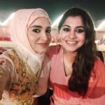 Lena Kumar Instagram – Ennalum ente aliya kando? Then you will know during the filming of which scene @nandan_meera and I took this pic !! 
#desert #uae #lenasmagazine #ennalumentealiya #arabic #dresses #sulu #malayalam #movie #actress UAE