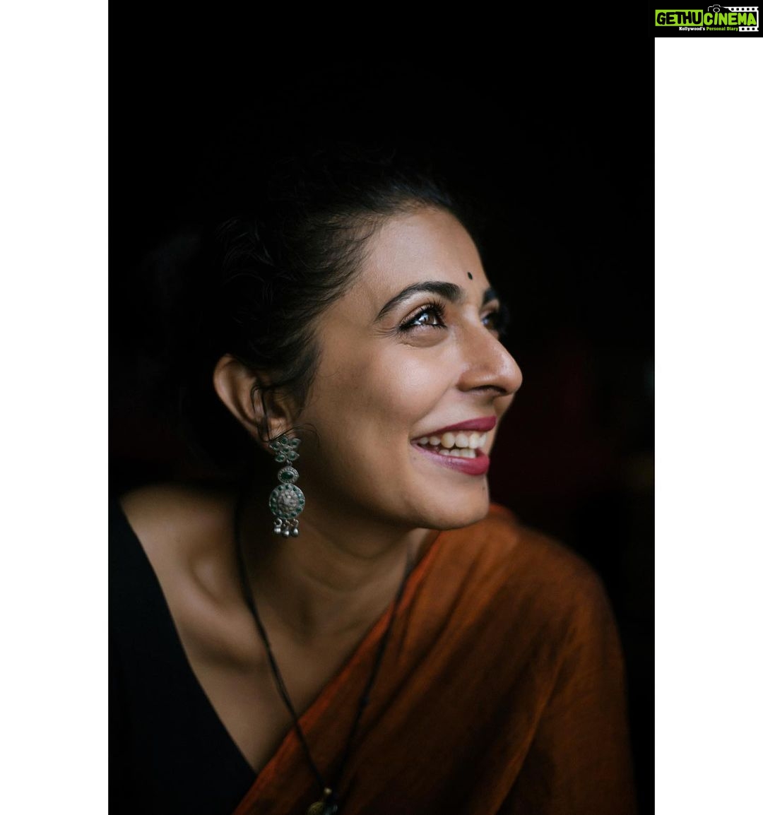 Leona Lishoy Instagram - Smile therapy 😃 . . Shot by my favourites from college @prathishm @off_beat___ Let’s do more of this please? Thank you @sonia__chacko for being the sweetest 🤗❤️