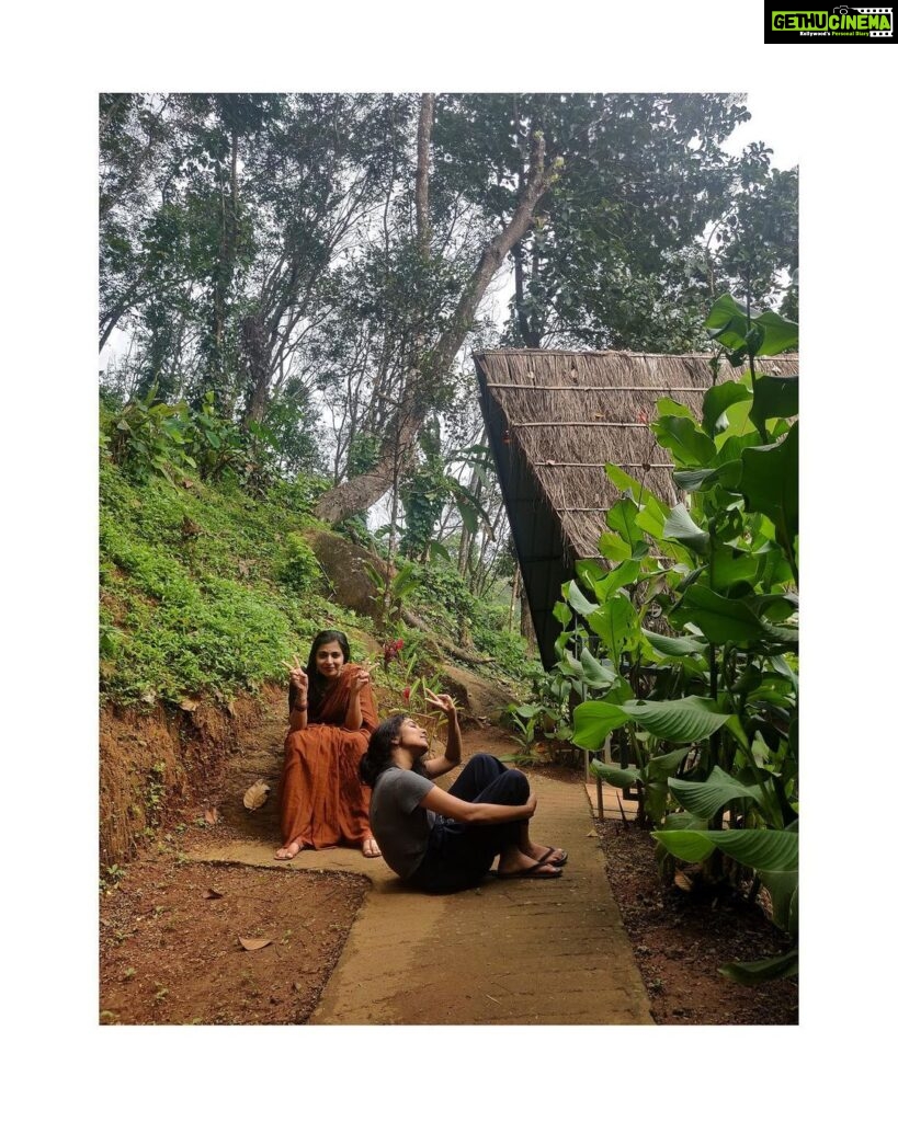 Leona Lishoy Instagram - Christites in Adimali 😬 Precious reunions. Precious memories. #highlightsof2022 #nottoolatetopost #imissthatpazhampori Tulsi Village Retreat