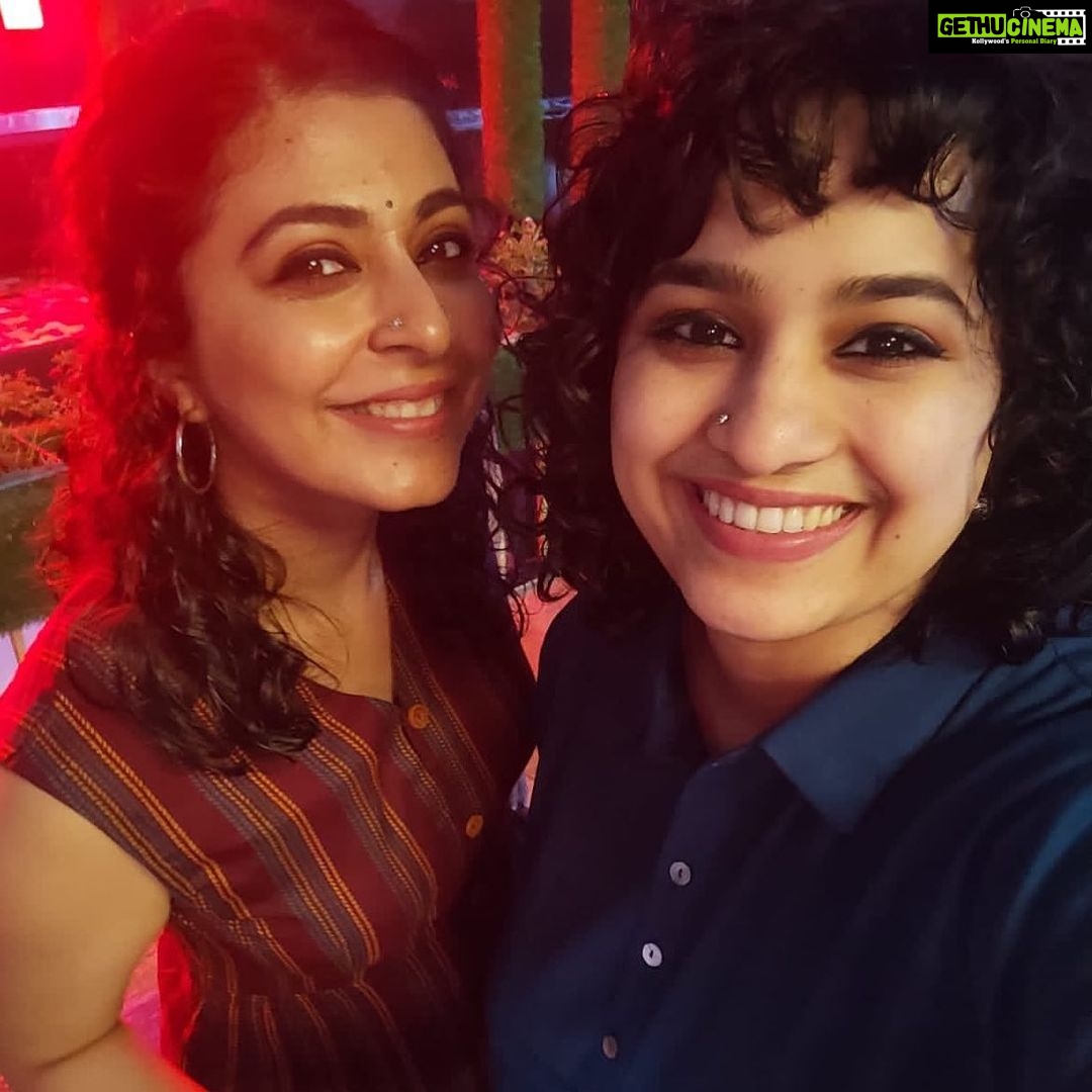 Leona Lishoy Instagram - Yes to the curls 🤎 . . #sister #mychedathiwhocallsmechechi Parakkat Nature Resorts