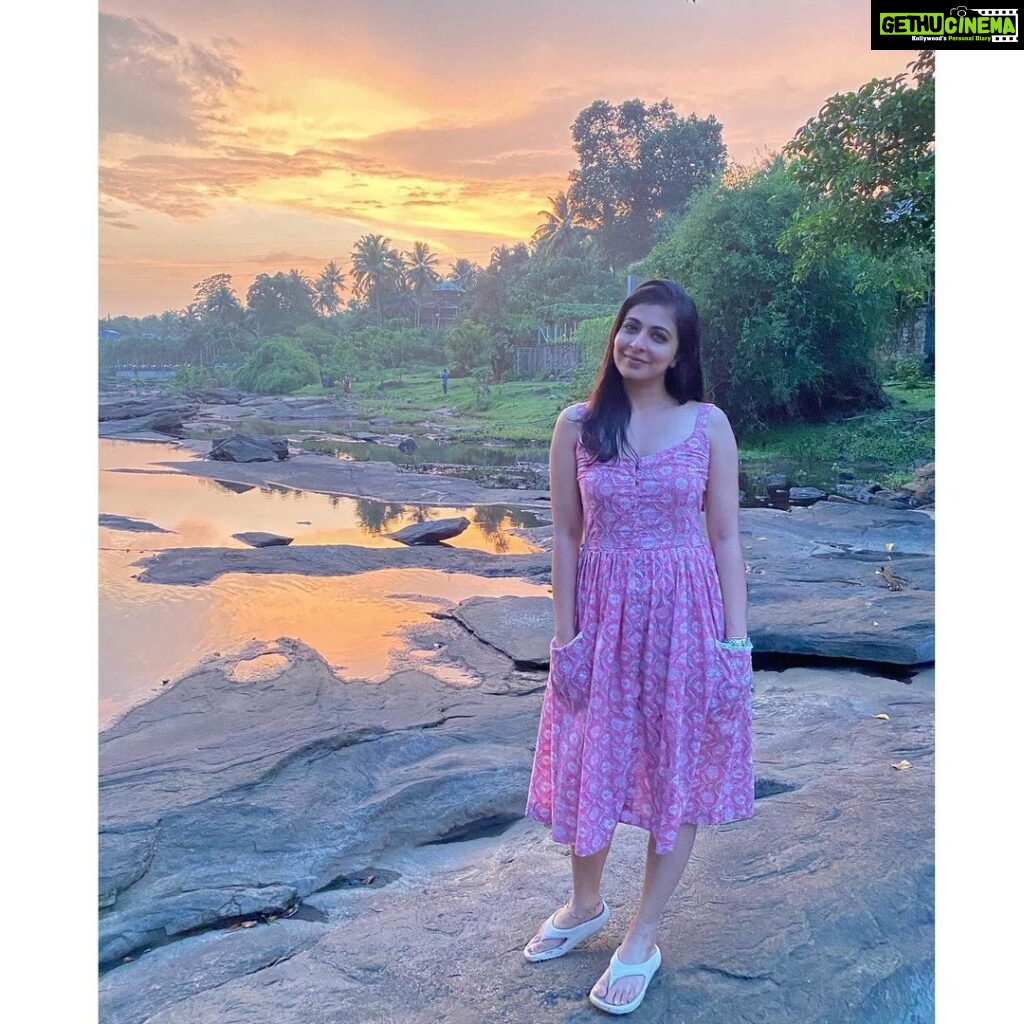 Leona Lishoy Instagram - Sunsets can never go wrong.How beautiful 💗 📸 @tanya_gijy 👗 @kahani_stories_in_thread . . #throwbackpic #athirappilly #sunset