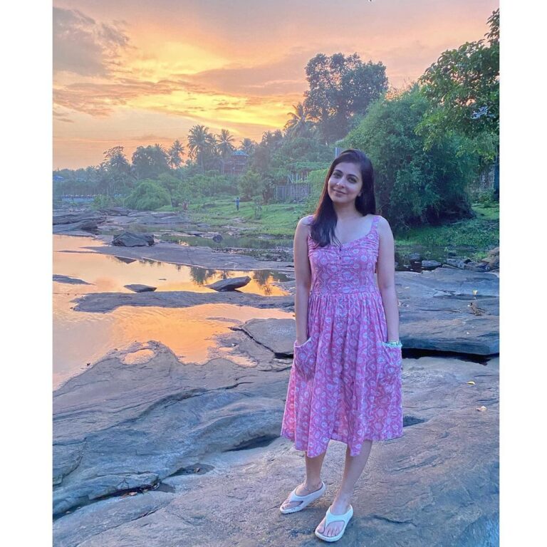 Leona Lishoy Instagram - Sunsets can never go wrong.How beautiful 💗 📸 @tanya_gijy 👗 @kahani_stories_in_thread . . #throwbackpic #athirappilly #sunset