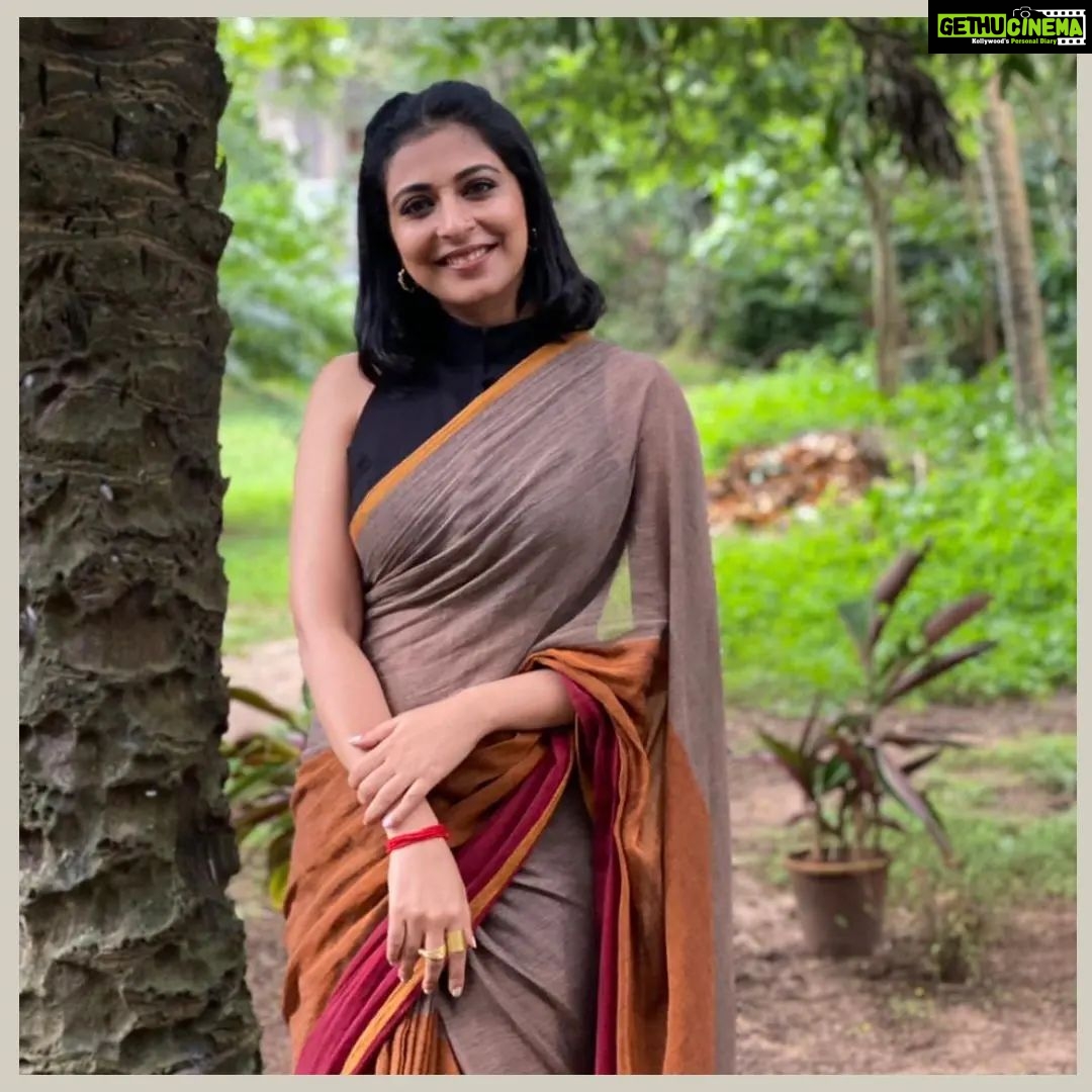 Leona Lishoy Instagram - @leo_lishoy in another stunning piece by @suta_bombay Wearing High Neck Black Blouse and Handloom saree. Grab them from our store now !! #sarees #fashion #sareelovers #onlineshopping #sareesofinstagram #indianwear #traditional #designersarees #sareecollection #india #sareelover #sareestyle #handloomsarees #love #style #sareeaddict#shopping #offer#celebraties#love #latest #lovebytes #actressnavel #actressmollywood #likes #model #beauty