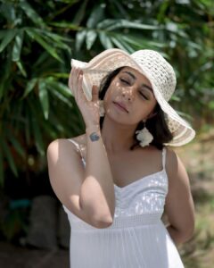 Leona Lishoy Instagram - Soothing warmth.
.
.
Photography : @nostalgiaevents.in 
Coordination : @pin.social 
Styling: @drape_stories_ 
Mua : @makeupartist_jyotibutola 
Location : @verandahstore