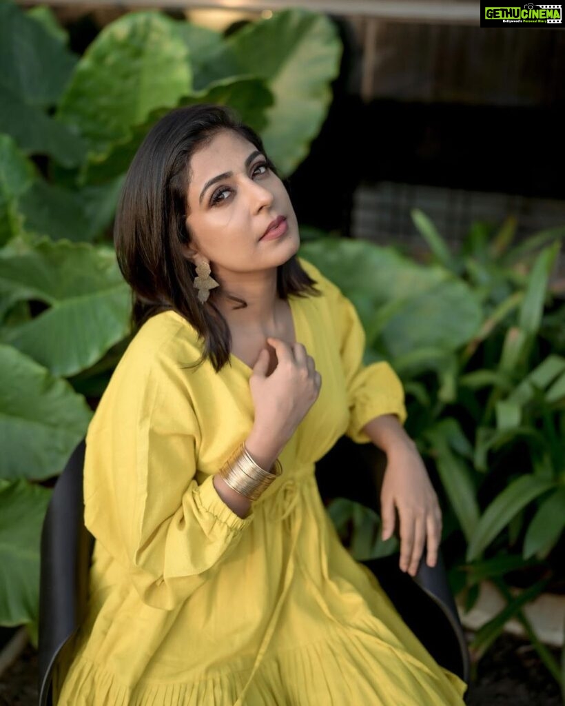 Leona Lishoy Instagram - Yellow and it’s radiance 🌝 Photography : @nostalgiaevents.in Coordination : @pin.social Styling: @drape_stories_ Mua : @makeupartist_jyotibutola Location : @brdluxe BRD LUXE