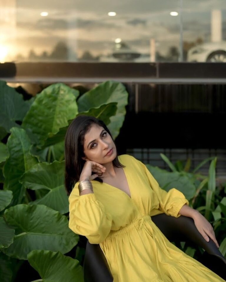 Leona Lishoy Instagram - Yellow and it’s radiance 🌝 Photography : @nostalgiaevents.in Coordination : @pin.social Styling: @drape_stories_ Mua : @makeupartist_jyotibutola Location : @brdluxe BRD LUXE