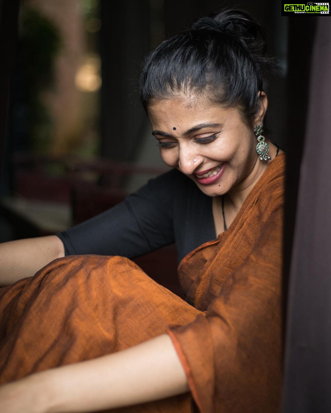 Leona Lishoy Instagram - Behind all photoshoots 🫢✌🏻 . . Also, this one was with few favourites from college @prathishm @off_beat___ @sonia__chacko Tulsi Village Retreat
