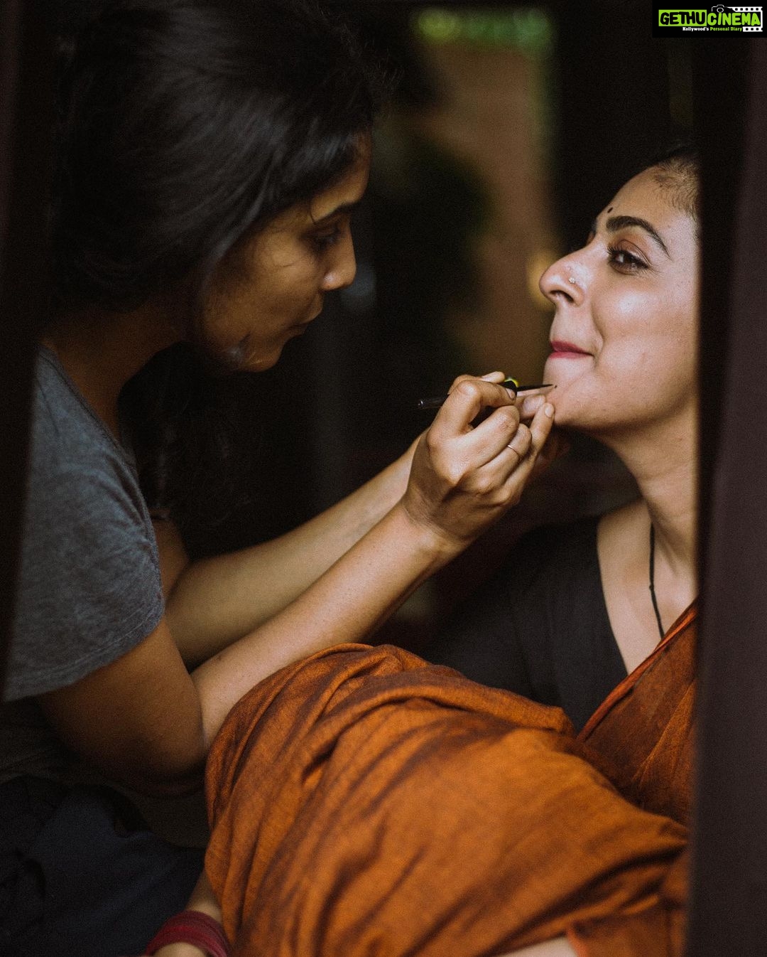 Leona Lishoy Instagram - Behind all photoshoots 🫢✌🏻 . . Also, this one was with few favourites from college @prathishm @off_beat___ @sonia__chacko Tulsi Village Retreat