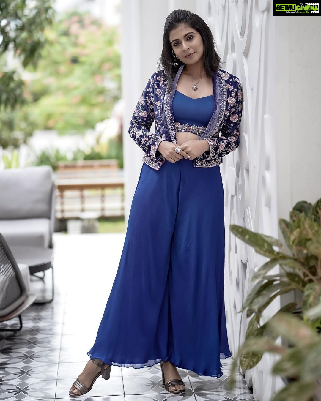 Leona Lishoy Instagram - The colour blue is that of a free woman, with no dimensions and infinite serenity. Here’s my favourite outfit from Kahani’s new collection “NOOR”. Photography - @nostalgiaevents.in Costume - @kahani_stories_in_thread MUAH - @merins_remyamerin Jewellery- @meralda.jewels Location - @portmuziriskochi For costume enquiries, please Call or WhatsApp on +918138008077 #kahani