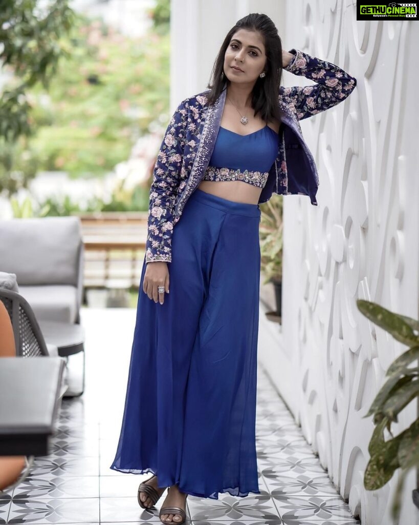Leona Lishoy Instagram - The colour blue is that of a free woman, with no dimensions and infinite serenity. Here’s my favourite outfit from Kahani’s new collection “NOOR”. Photography - @nostalgiaevents.in Costume - @kahani_stories_in_thread MUAH - @merins_remyamerin Jewellery- @meralda.jewels Location - @portmuziriskochi For costume enquiries, please Call or WhatsApp on +918138008077 #kahani