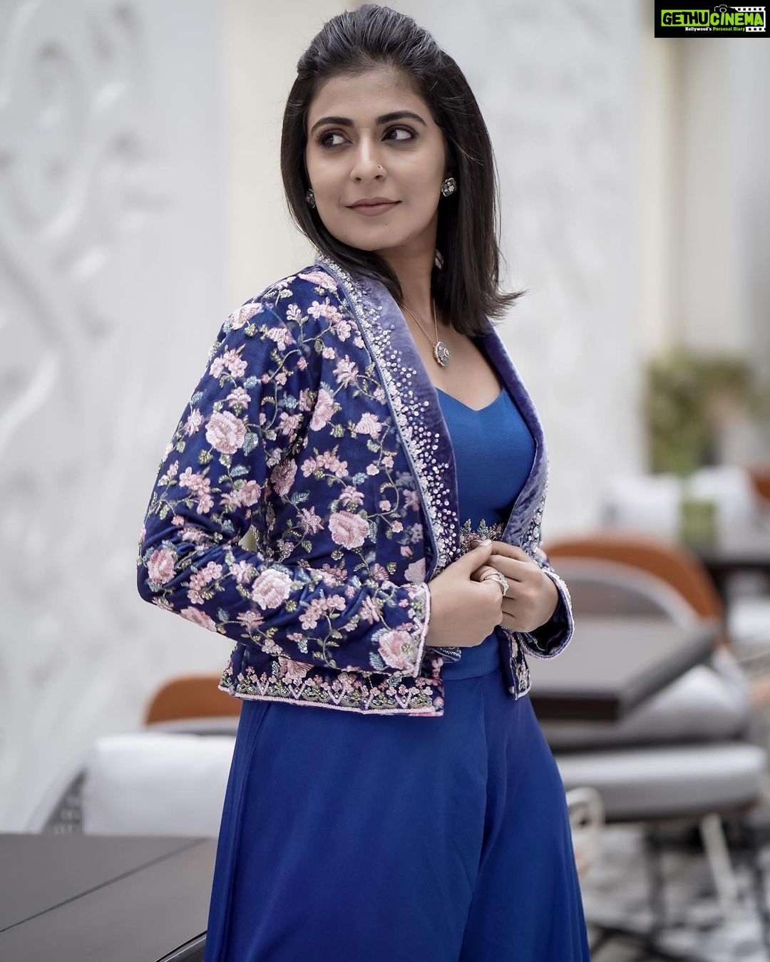 Leona Lishoy Instagram - The colour blue is that of a free woman, with no dimensions and infinite serenity. Here’s my favourite outfit from Kahani’s new collection “NOOR”. Photography - @nostalgiaevents.in Costume - @kahani_stories_in_thread MUAH - @merins_remyamerin Jewellery- @meralda.jewels Location - @portmuziriskochi For costume enquiries, please Call or WhatsApp on +918138008077 #kahani