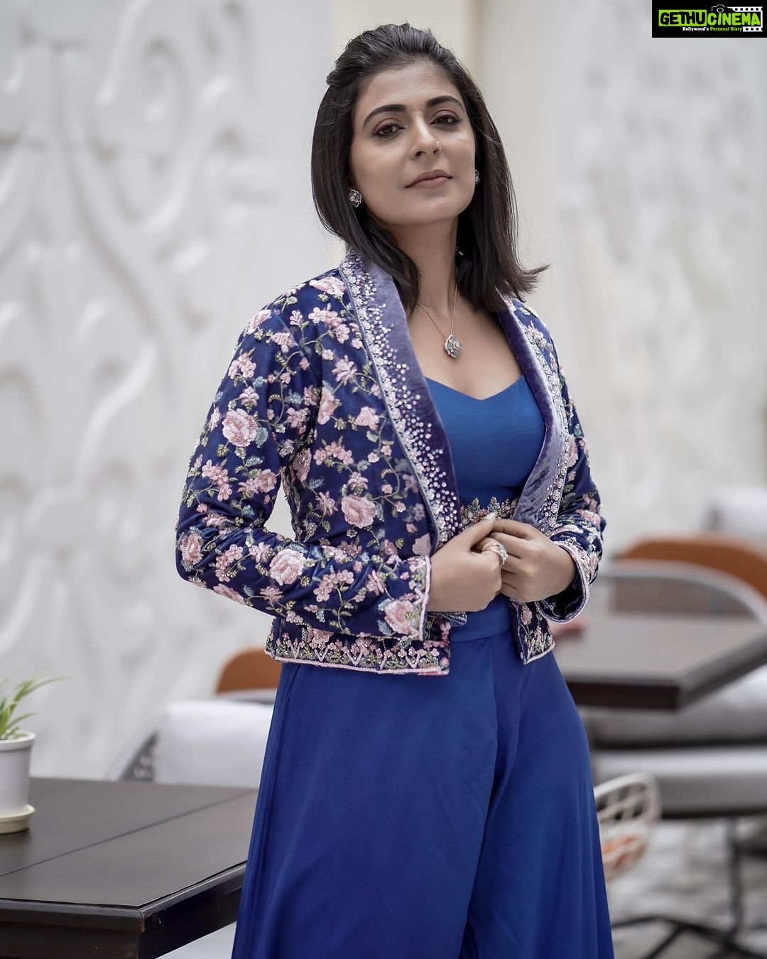 Leona Lishoy Instagram - The colour blue is that of a free woman, with no dimensions and infinite serenity. Here’s my favourite outfit from Kahani’s new collection “NOOR”. Photography - @nostalgiaevents.in Costume - @kahani_stories_in_thread MUAH - @merins_remyamerin Jewellery- @meralda.jewels Location - @portmuziriskochi For costume enquiries, please Call or WhatsApp on +918138008077 #kahani
