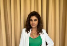 Lisa Ray Instagram - All cued up to speak @et_cio @grandhyattgoa MUH : @binapunjani team 🤟🏼 Grand Hyatt Goa
