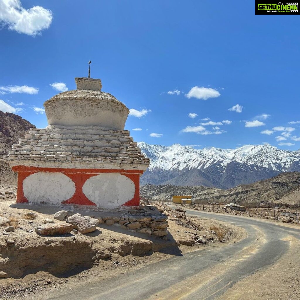 Lisa Ray Instagram - The Junction. Take me back cc: @rigzinlachic #Ladakh