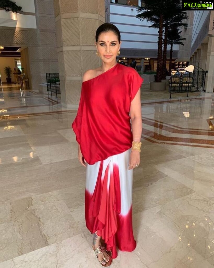 Lisa Ray Instagram - Third year anniversary of launching #Closetothebone A caravan of appearances across India ensued. Marvelling at the diversity of audiences we reached. Very grateful that my words continue to be read, and shared. And of course thank you @dipikablacklist for styling. And @harpercollinsin for all the support. Next book is in process.