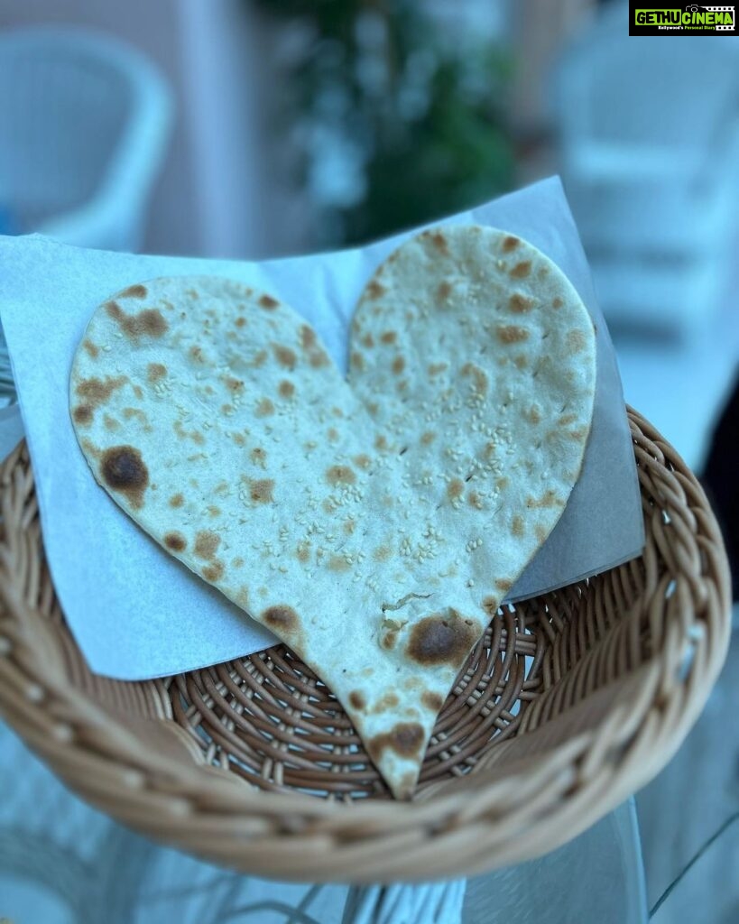 Lisa Ray Instagram - Love is everywhere, habibi ♥️ ……. After months of trying to sync schedules, finally copped an intimate lunch with my beloved @arabianteahouse