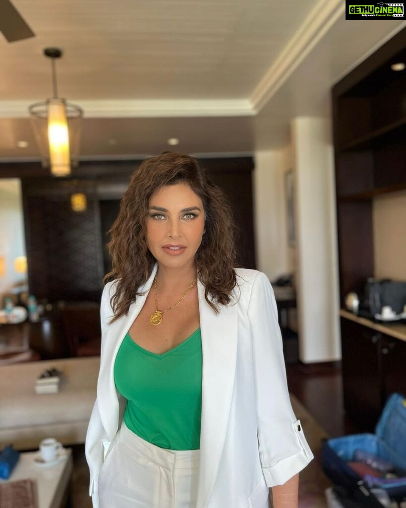 Lisa Ray Instagram - 90s hair forever 🤟🏼 best hair decade, right?! Hair that deserves it’s own postal code. Bring back back-combing realness Shouty-bouncy-messy-sexy-not trying too hard I just woke up this way hair Who’s with me? ……………………. MUH @binapunjani